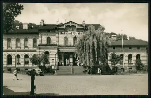 Echt Foto AK - Greiz im Vogtland - Bahnhof Straßenseite - Vorplatz Eingang Auto