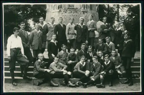 Foto - Wesel Münster ? Gruppe junger Männer 1927 vor Kriegerdenkmal 1866/1870-71