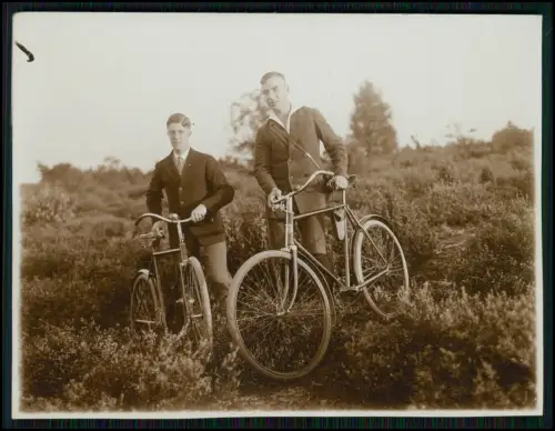 5x Foto - junge Männer in Anzügen posieren mit Fahrrad u.a. ländliche Umgebung