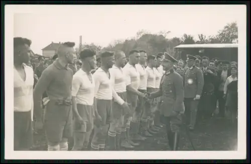 2x Foto AK Soldaten Uniform Fußballspieler Mannschaftsfoto mit Spieler Offiziere
