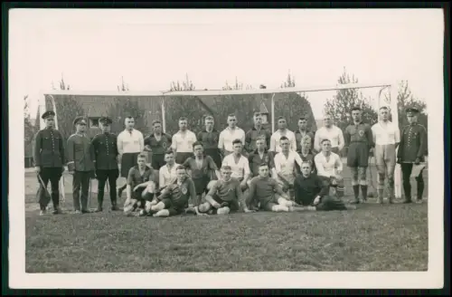 2x Foto AK Soldaten Uniform Fußballspieler Mannschaftsfoto mit Spieler Offiziere