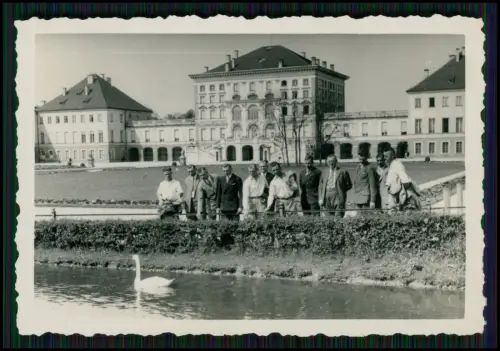 17x Foto - München Gruppe junger Männer Besuch und Umgebung Schloss Nymphenburg