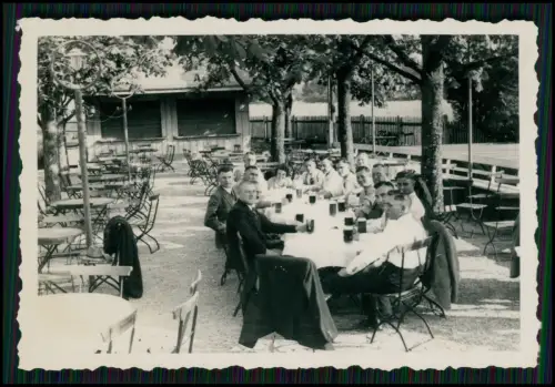 12x Foto - München Umgebung Gruppe junger Männer Besuch Biergarten u.a. 1936