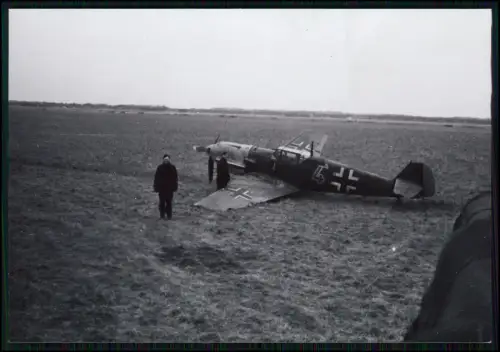 Repro Foto - Messerschmitt Bf 109 auf Acker - Soldaten begutachten das Flugzeug