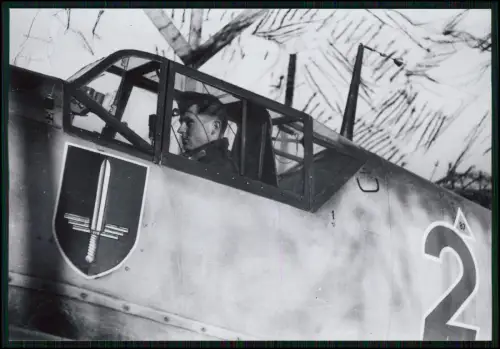 3xRepro Foto Flugzeug Pilot Messerschmitt Bf 109 Staffelwappen Instrumententafel