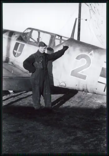 3x Repro Foto Flugzeug Pilot Messerschmitt Bf 109  Staffelwappen getarnt u. Netz