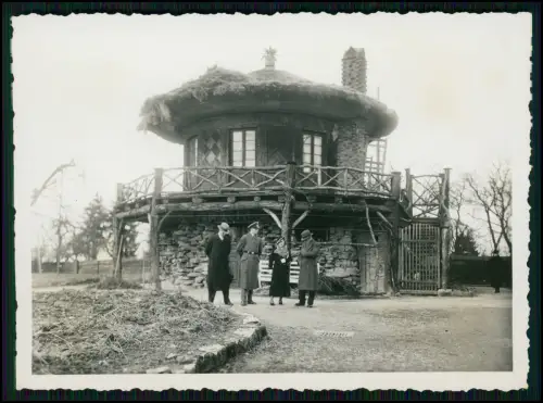 2x Foto - Ludwigsburg Württemberg - Strohhaus in den Anlagen Soldat Familie 1935