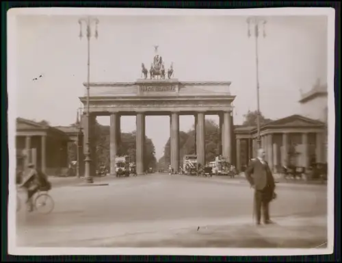 2x Foto - Berlin Brandenburger Tor belebt mit Autos - und Siegessäule - um 1930