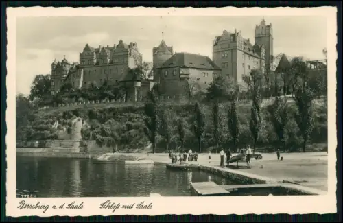 Echt Foto AK - Schloss Bernburg an der Saale - mit Uferpromenade und Ausflüglern