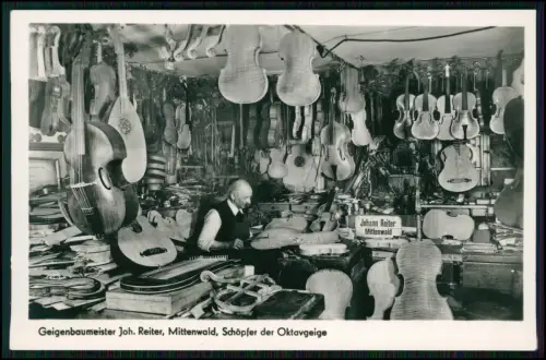 Foto AK Geigenbauer Johann Reiter in Mittenwald umgeben von Streichinstrumenten