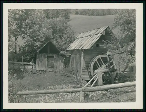 Foto 12x9cm  hölzerne Wassermühle mit Schaufelrad ländliche Hügellandschaft 1925
