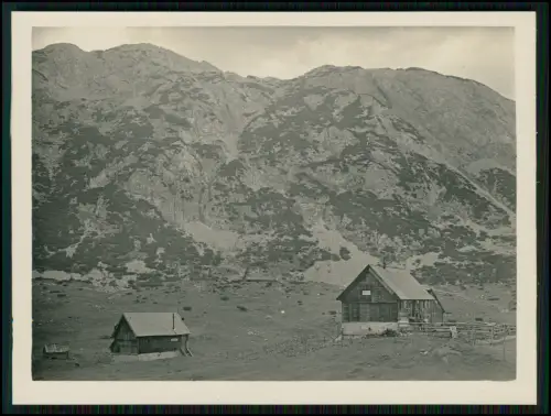 Foto 12x9cm - Almhütten Schützhütte - unterhalb steiler felsiger Berghänge 1930