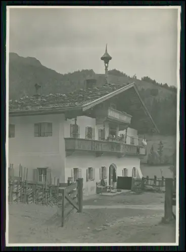 Foto 12x9cm - Gutshof mit Schindeldach und Balkon - eingebettet Hügel Alpen 1930