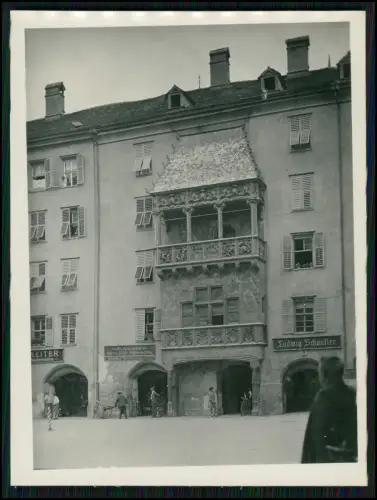 2x Foto 12x9cm - Haus Das Goldene Dachl in Innsbruck - Passanten Fußgänger 1930