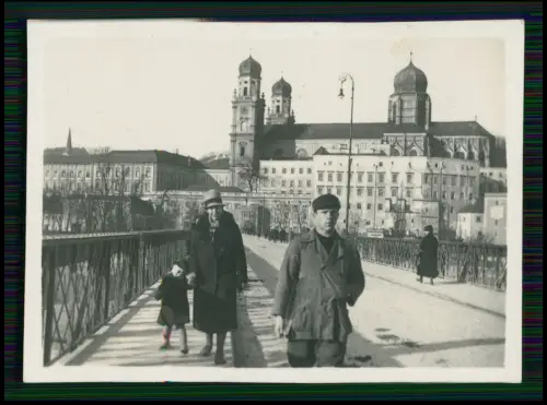 Foto - Passau Bayern - Spaziergänger auf Brücke vor Dom mit Zwiebeltürmen - 1930