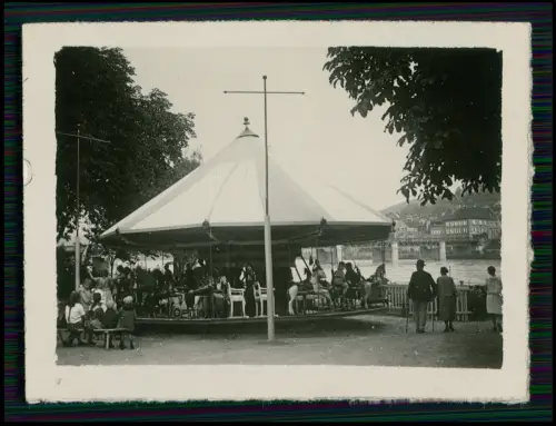 2x Foto - Kinderkarussell Ringelreiten an der Donau - 1930 Pferde und Zeltdach