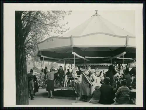 2x Foto - Kinderkarussell mit Pferden - umgeben von Eltern und Zuschauern 1930