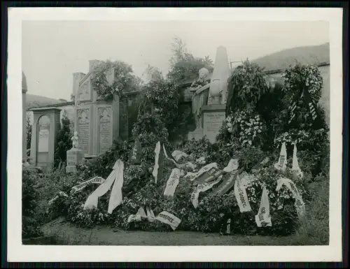 5x Foto Grabstätte Kommerzialrat mit Statue zahlreiche Kränze und Schleifen 1927