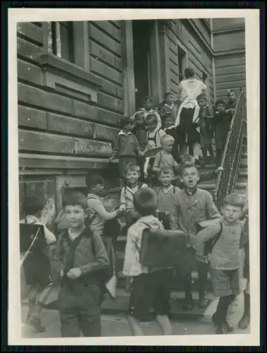 7x Foto - Kinder Schulgebäude Tirol Schulschluss fröhliche Buben Tornister 1930