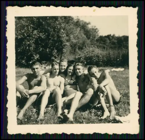 22x Foto - Junge Erwachsene Damen Badebekleidung umschlungen Freizeitidylle 1943