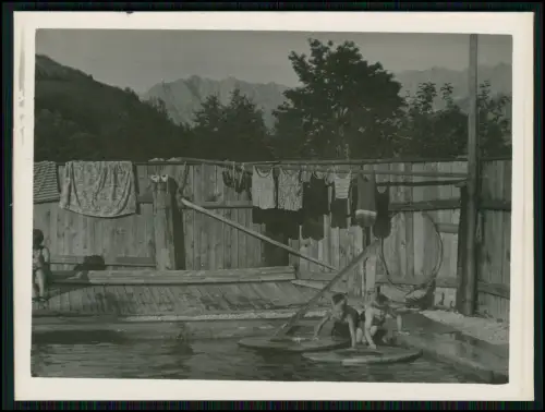 2x Foto - Sommer Alpen Kinder planschen - im hölzernen Freibad Badeanzüge - 1930