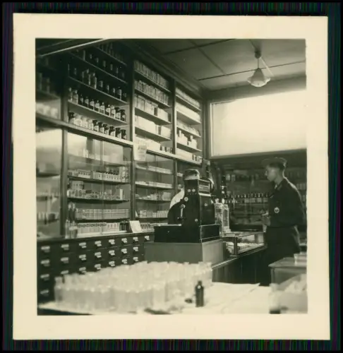 12x Foto - Drogerie Regale voller Produkte Glasfläschchen Soldat am Tresen 1942