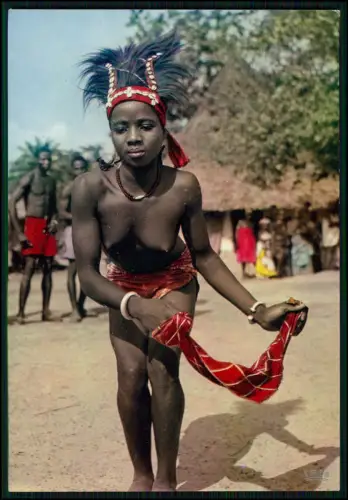 Foto AK Afrikanische Frau tanzt - traditionell gekleidet Schal leuchtende Farben