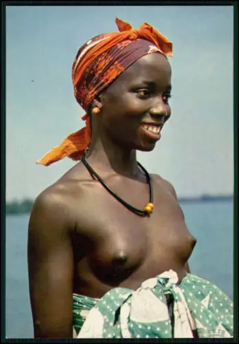 Foto AK - Afrikanisches Frau mit Kopftuch - lächelt strahlend am Wasser Fluß