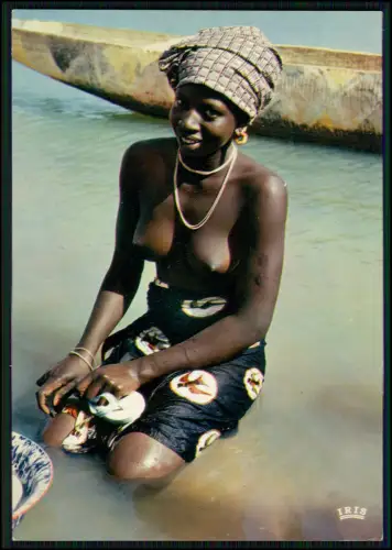 Foto AK - Frau kniet im Wasser und wäscht Kleidung - farbenfroh Alltag in Afrika
