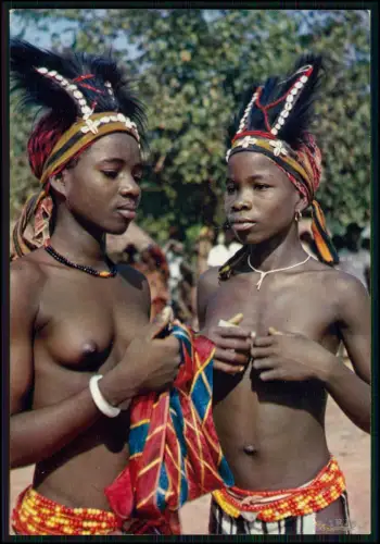 Foto AK - Zwei Tänzerinnen Afrika traditionelle Kleidung Stolz und Gemeinschaft
