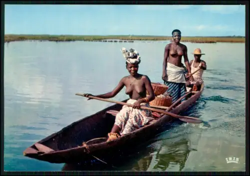 Foto AK - Frauen im Boot Einbaum Fluss Afrika - Alltagslebens farbige Harmonie