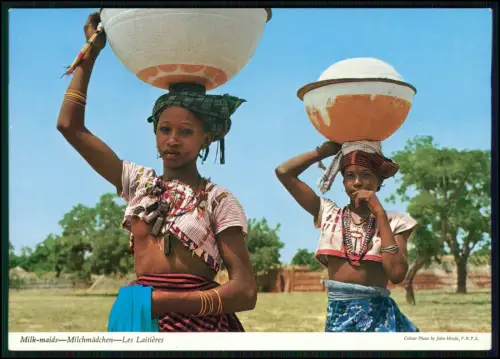 Foto AK - Afrika Zwei Milchmädchen tragen Kalebassen auf dem Kopf Weg zum Markt