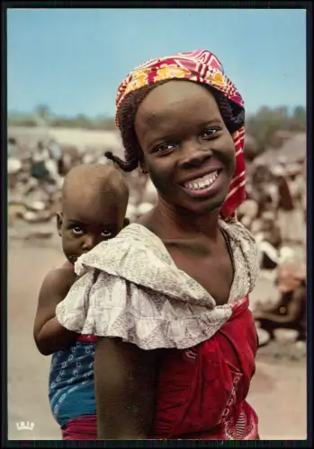 Foto AK - Afrika eine Junge Mutter mit Kind auf dem Rücken - lächelt herzlich