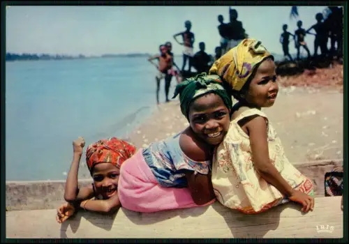 Foto AK Afrikanische Mädchen am Flussufer lachen fröhlich herzerwärmender Moment