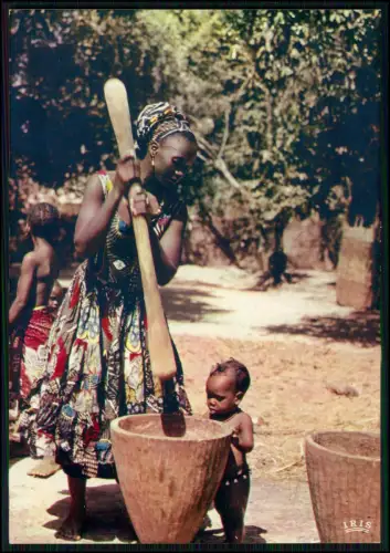 Foto AK - Afrika Frau zerstampft Hirse Kind beobachtet neugierig Alltagseinblick