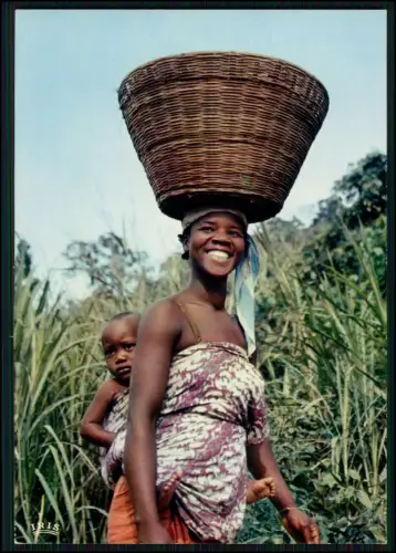 Foto AK - Afrika Lächelnde Mutter mit großem Korb auf dem Kopf - Kind am Rücken