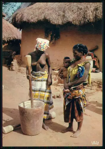 Foto AK Afrika Frauen mahlen Hirse mit Holzstößeln vor traditionellen Rundhütten