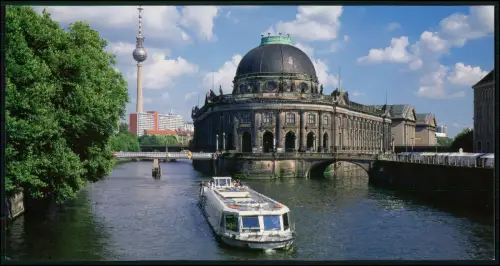 XL-Postkarte - 23x12cm - Berlin Museumsinsel mit Bode-Museum Touristenboot Spree