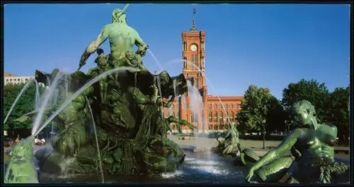 XL-Postkarte - 23x12cm - Berlin Neptunbrunnen und Rotes Rathaus - blauer Himmel