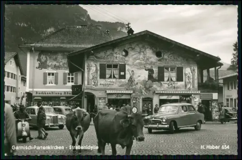 Foto AK - Straßenszene in Garmisch Partenkirchen - Stiere laufen durch die Stadt