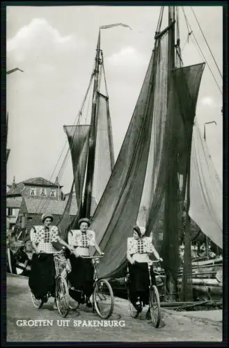 Foto AK - Groeten uit Spakenburg - Frauen Tracht mit Fahrrad Segelboote Hafen