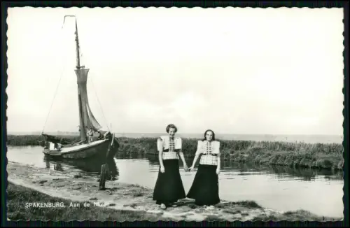 Echt Foto AK - Bunschoten Spakenburg - Frauen in Tracht am Hafen - Segelboot