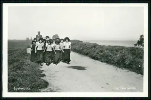 Echt Foto AK - Bunschoten Spakenburg - Gruppe Mädchen in Tracht auf dem Seedeich