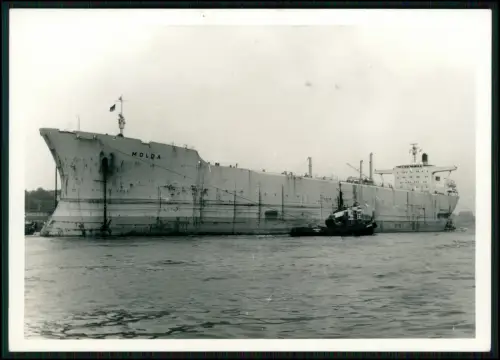 Foto AK - Molda Frachtschiff Öltanker - Howaldtswerke - mit Schlepperhilfe Hafen