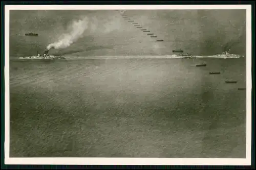 Foto AK - SMS Hindenburg - und SMS Baden passieren Netzsperre Kaiserliche Marine