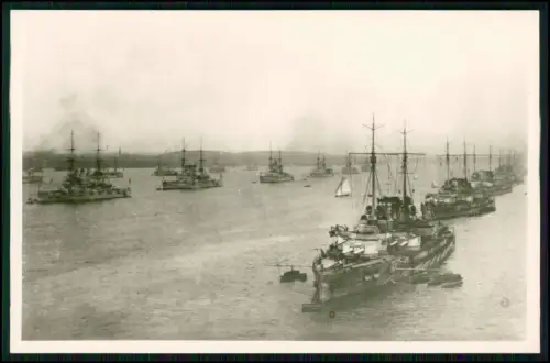 Foto AK - SMS Geschwader-Verband 1. und 2. Division dicht gestaffelt Anker Reede