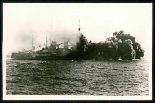 Foto AK - SMS Posen - feuert eine mächtige Salve - aus ihren vorderen Türmen
