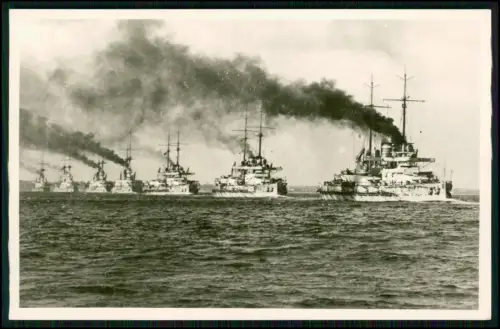 Foto AK - SMS Westfalen-Klasse in Kiellinie Schlachtschiffe geordnet Rauchfahnen