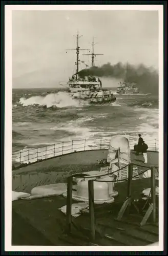 Foto AK - 1.SMS-Geschwader Schlachtschiffe dampfen in Linie durch die Förde Kiel