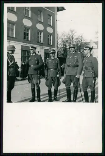 Foto - Gruppe von fünf uniformierten Soldaten steht im Gespräch auf der Straße